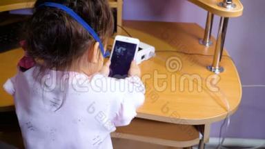 小可爱的女孩接受雾化器治疗，并使用手机。